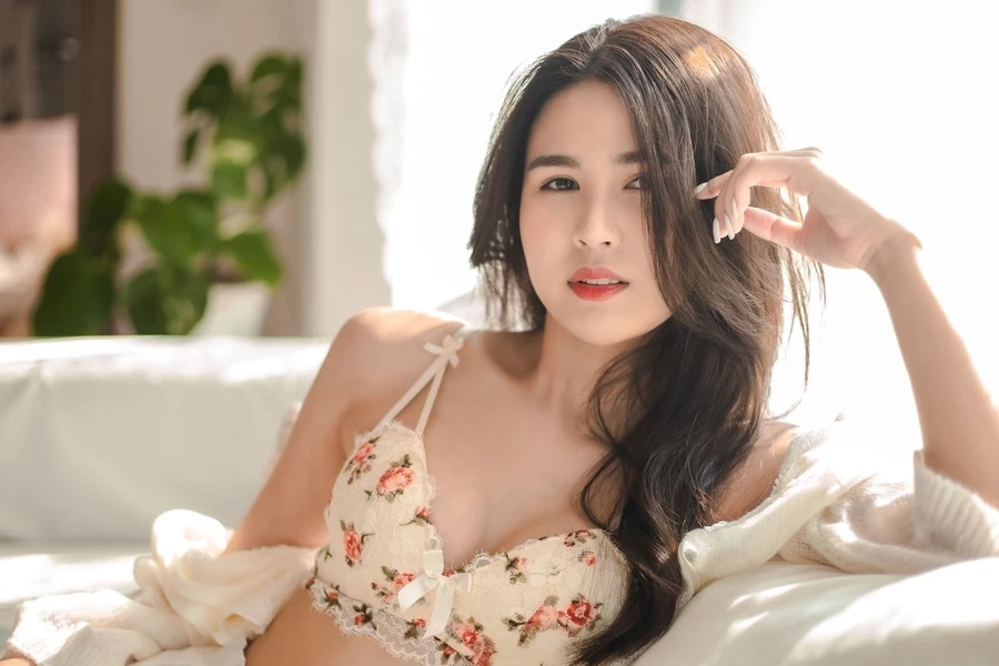 avatar-anh-gai-xinh-k502-1 Gái xinh tóc ngắn ngang vai che mặt tạo vẻ đẹp bí ẩn