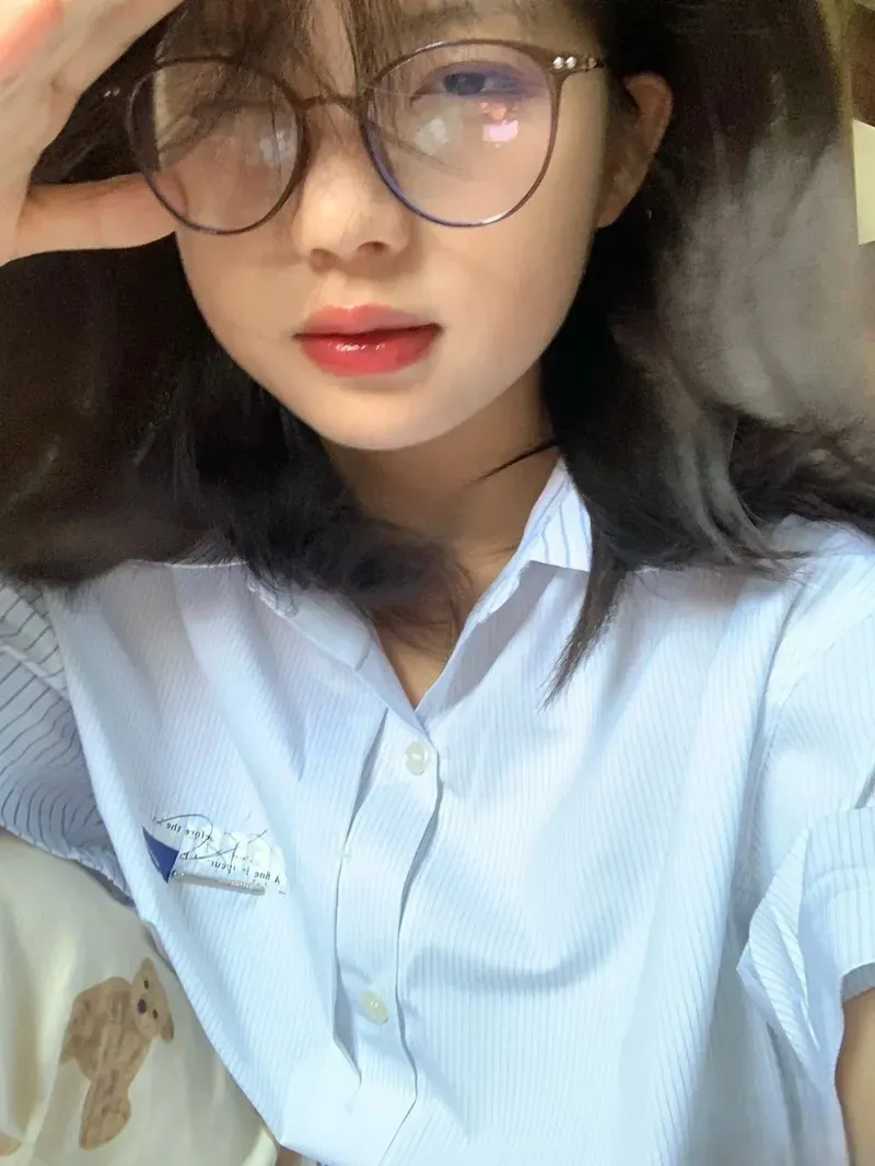 gai-xinh-toc-dai-deo-kinh-002 gái xinh tóc dài đeo kính 2